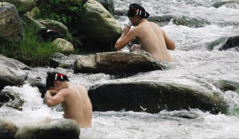 Chuyện dưới mái nhà sàn Mường Cờ