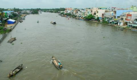 Về thăm dòng kênh Tình anh bán chiếu