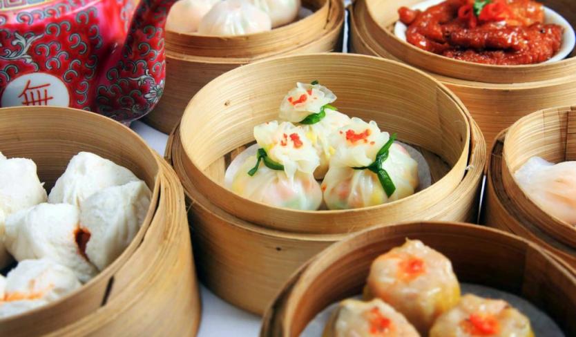 Young people in Hanoi a�?check ina�? oil lamp restaurant