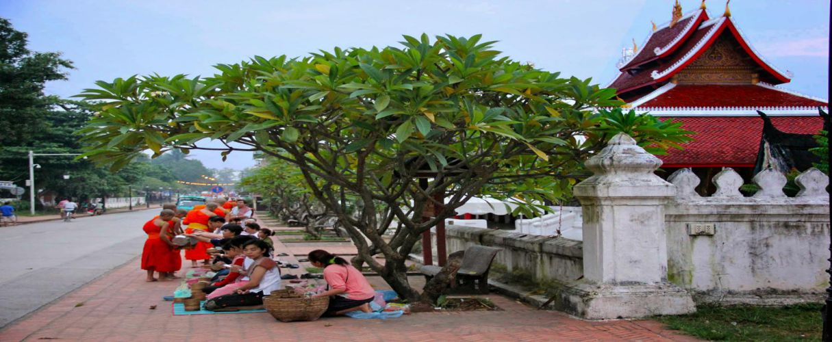 ceremonia-entrega-limosna-wat-mai-2