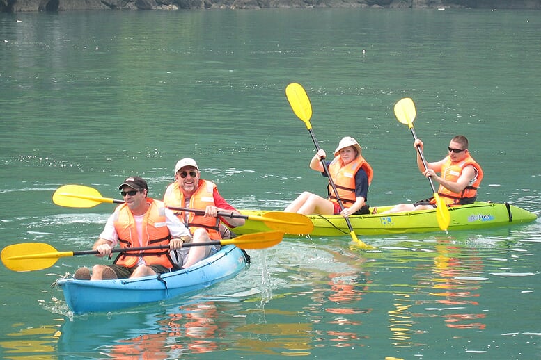 kayaking-dragon-bay-day-cruise