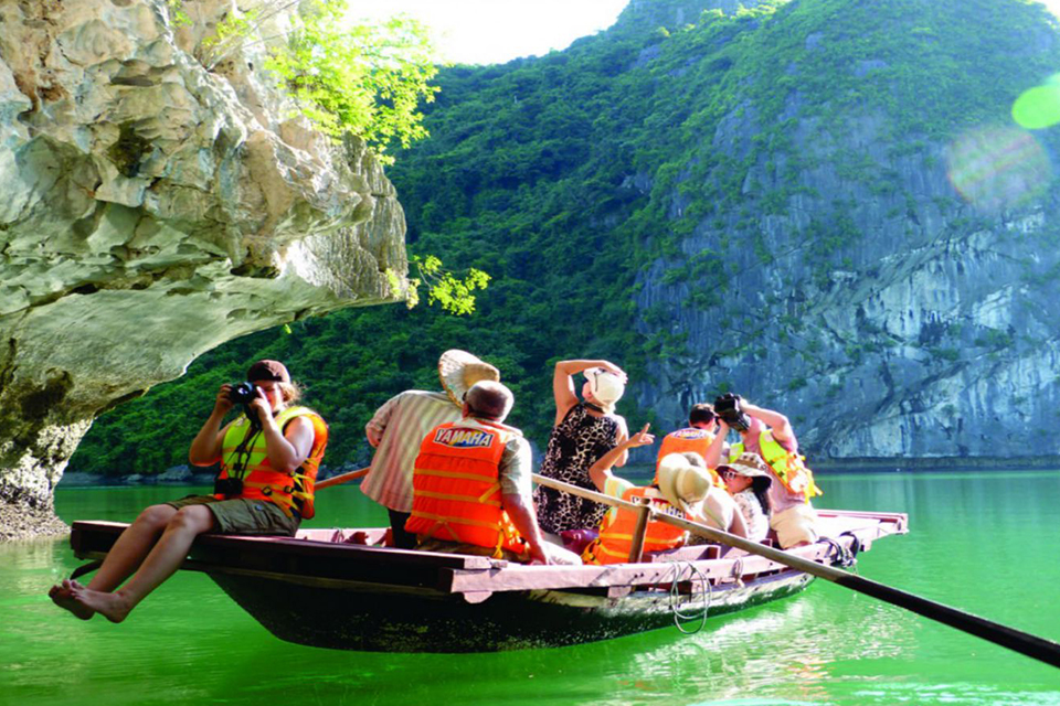 bamboo-boat-visit-cave