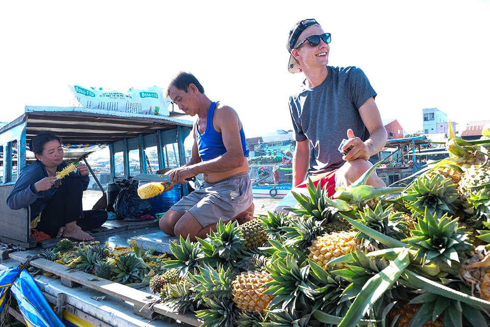 960-enjoy-fruit-in-floating-market
