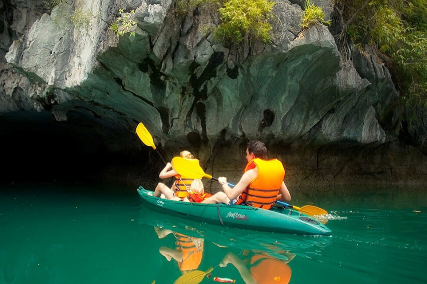 kayaking-petit-white-dolphin-cruise