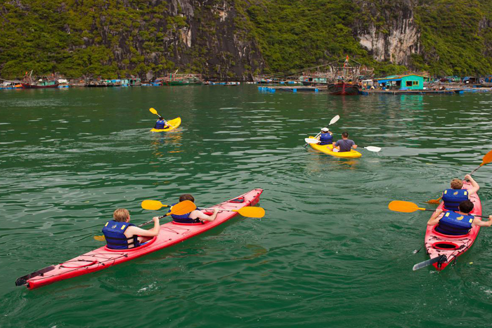 lunch-on-boat-halong-luxury-day-trip-sung-sot-cave-5