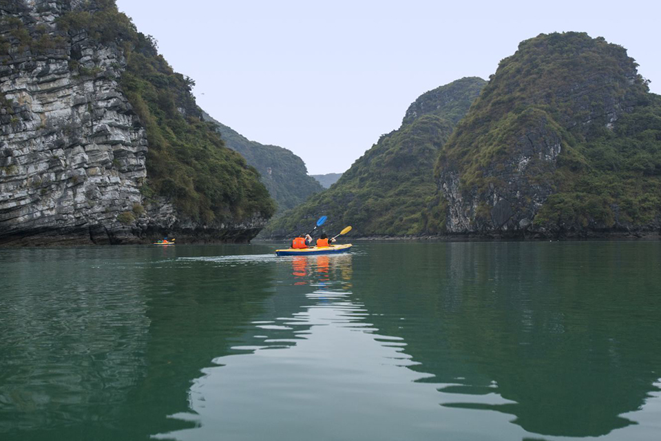 kayaking-in-blue-water-in-lan-ha-bay