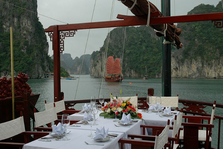 out-side-dinning-room-dragon's-pearl-cruise