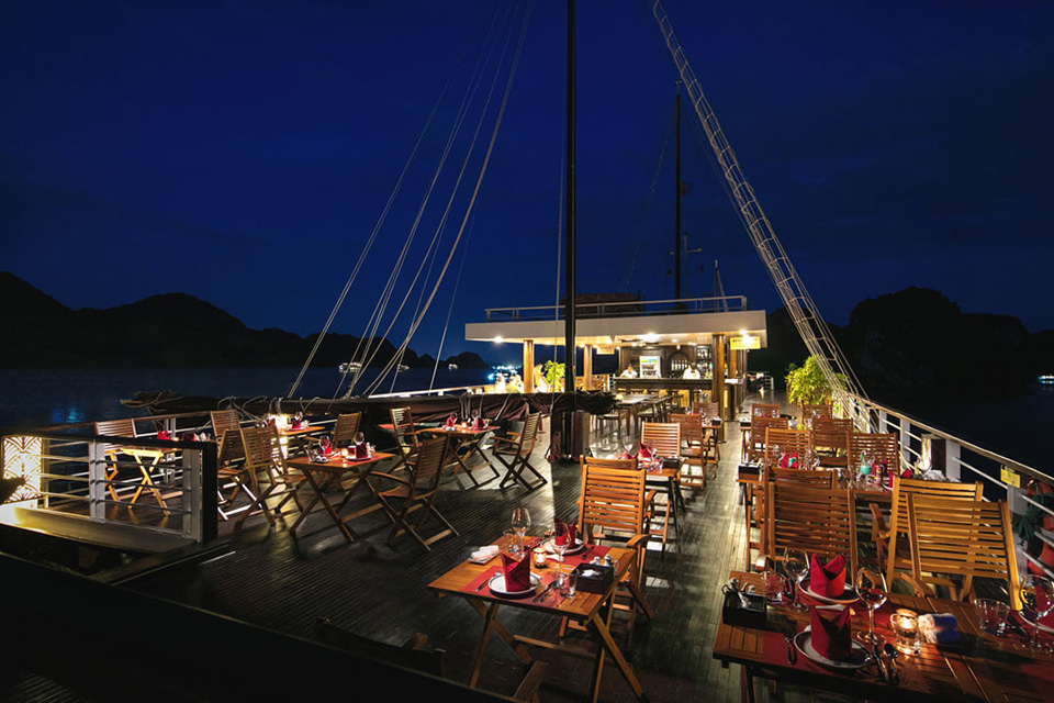 960-perla-dawn-sails-outsite-restaurant