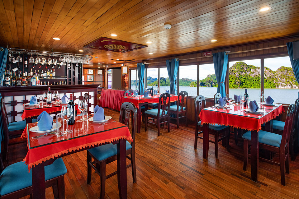 charm-legend-cruise-restaurant