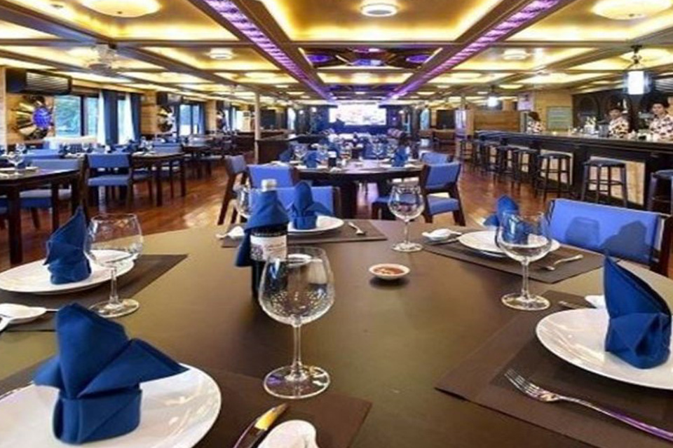 restaurant-oasis-bay-party-cruise-luxury-boat