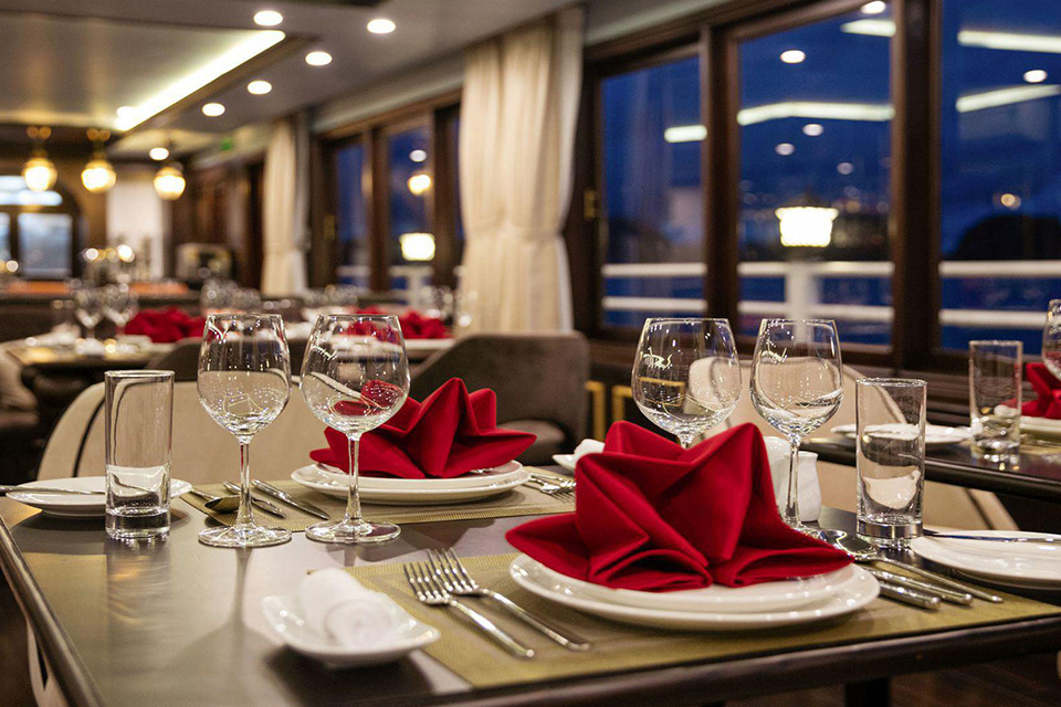 restaurant-on-athena-cruise