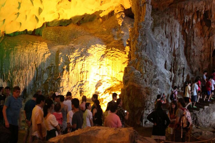 visiting-sung-sot-cave