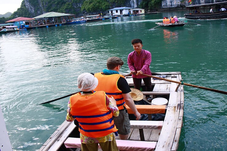 visiting-vung-vieng-village-with-bamboo-boat