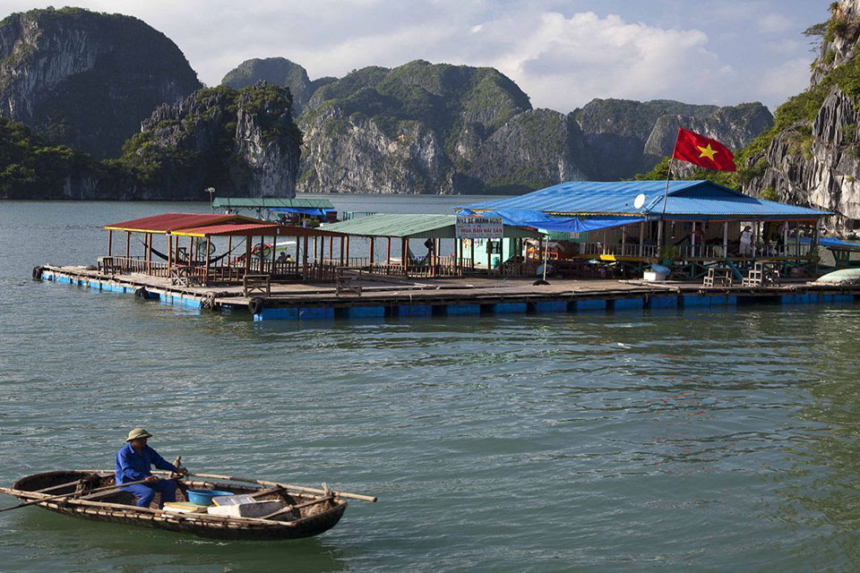 floating-villages-halong-full-day-group-2