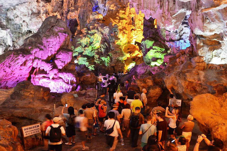 thien-cung-cave-halong-full-day-group-3
