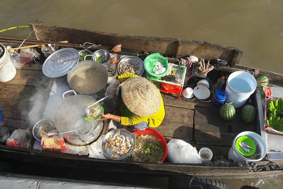 960-food-boat-in-mekong-river