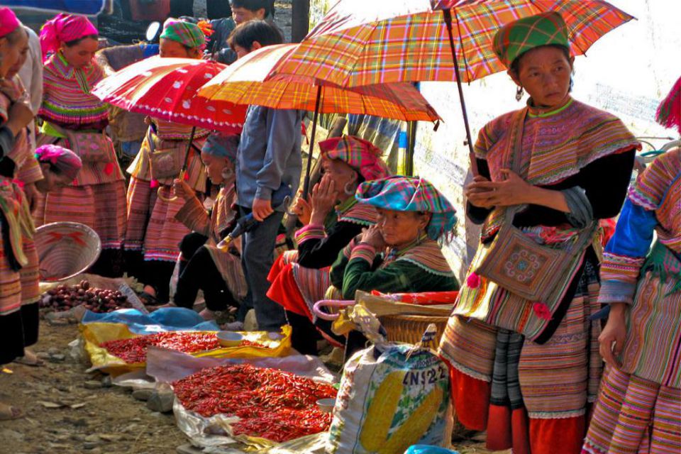 angkor-wat-northern-vietnam-9-days-bac-ha-market-11