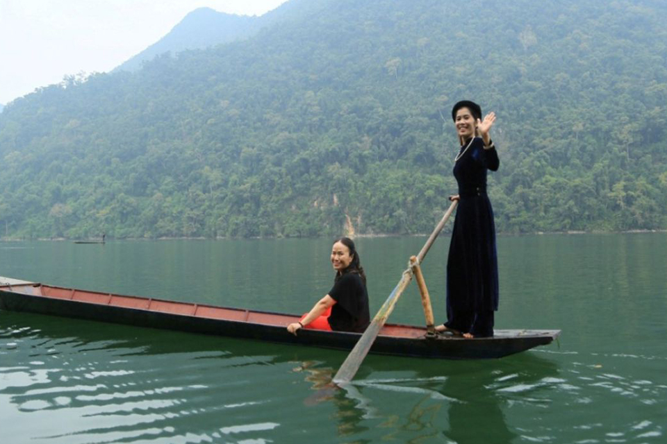 960-bamboo-rafting-on-ba-be-lake