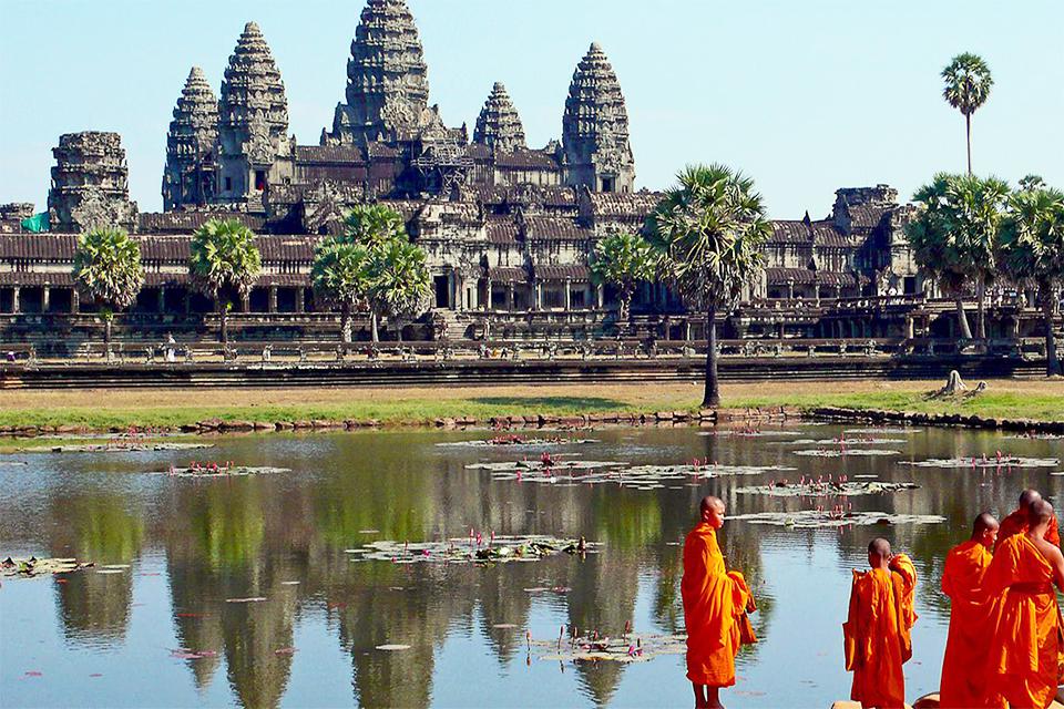 buddhist-monks-in-angkor-wat