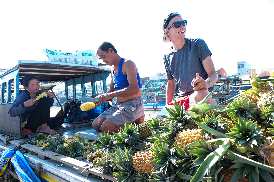 960-enjoy-fruit-in-floating-market
