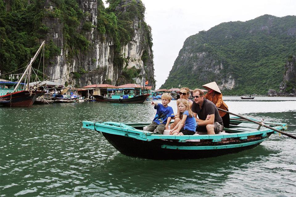 explore-halong-by-bamboo-boat