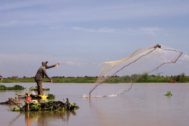 highlights-of-laos-cambodia-9-days-fishinh-sap-lake-6
