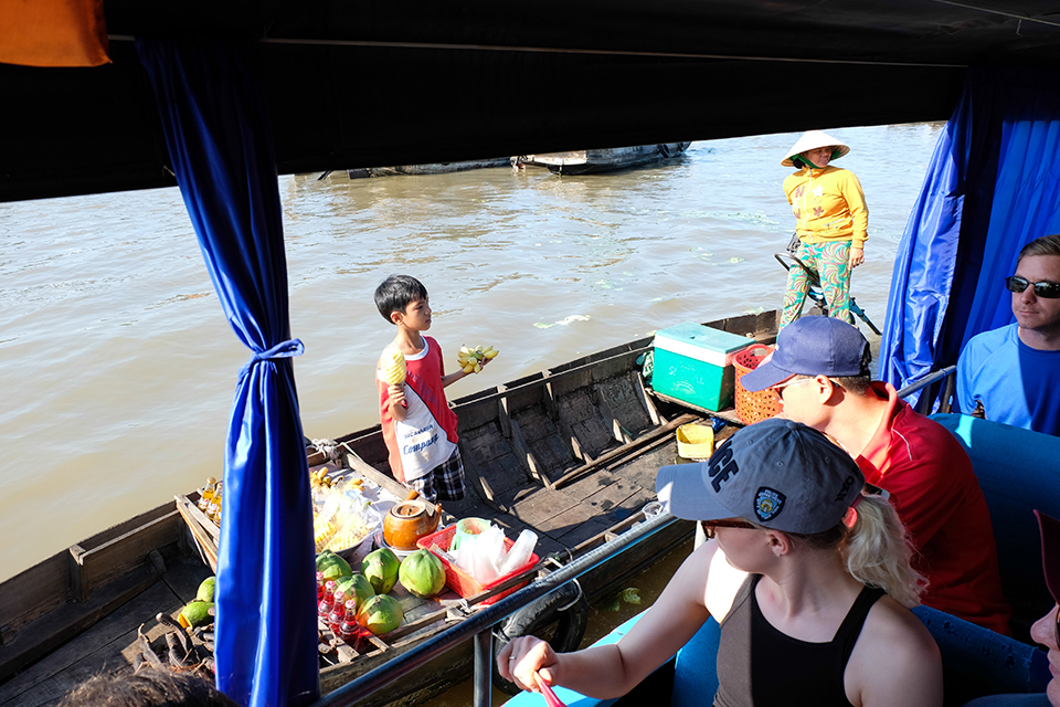 960-food-boat-in-cai-rang-market