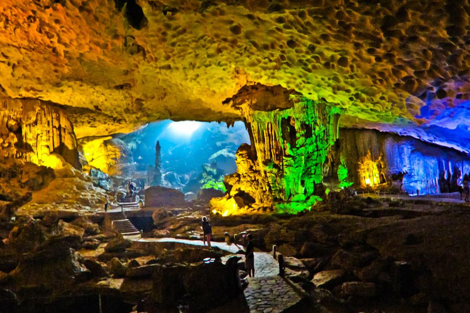 halong-visit-cave