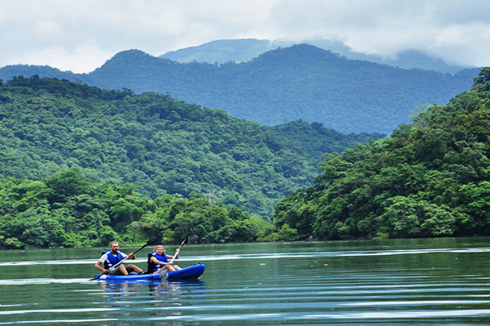 960-kayaking-babe-lake-vietnam