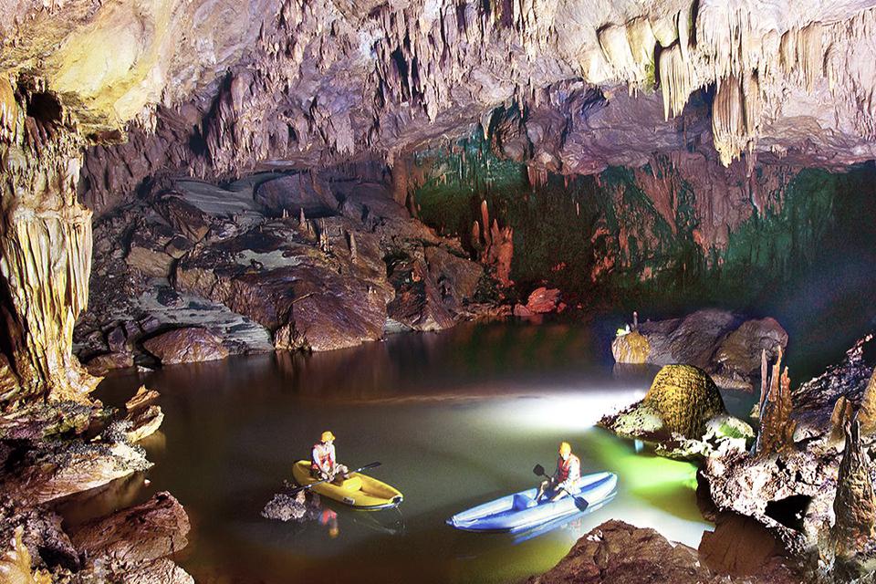 960-kayaking-in-cave