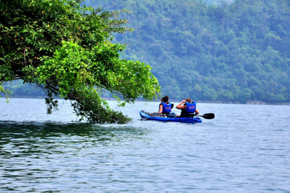960-kayaking-on-ba-be-lake