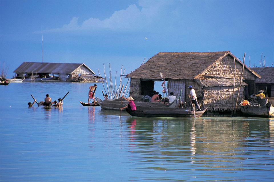 local-floating-village-in-tonle-sap-lake