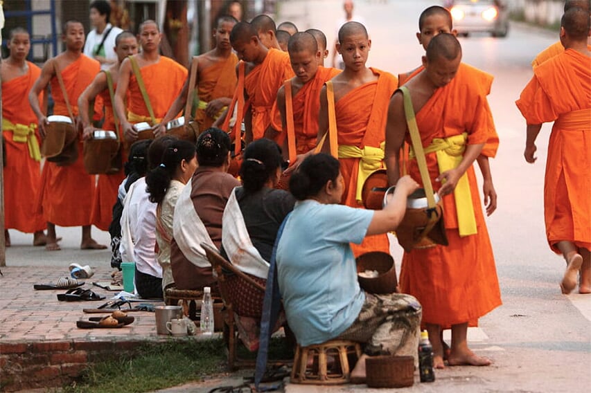 thailand-laos-discovery-23-days-monks-alm-dawn-7