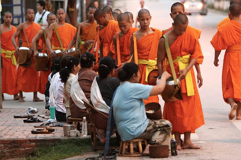 northern-viet-nam-laos-13-days-monks-alm-dawn-12