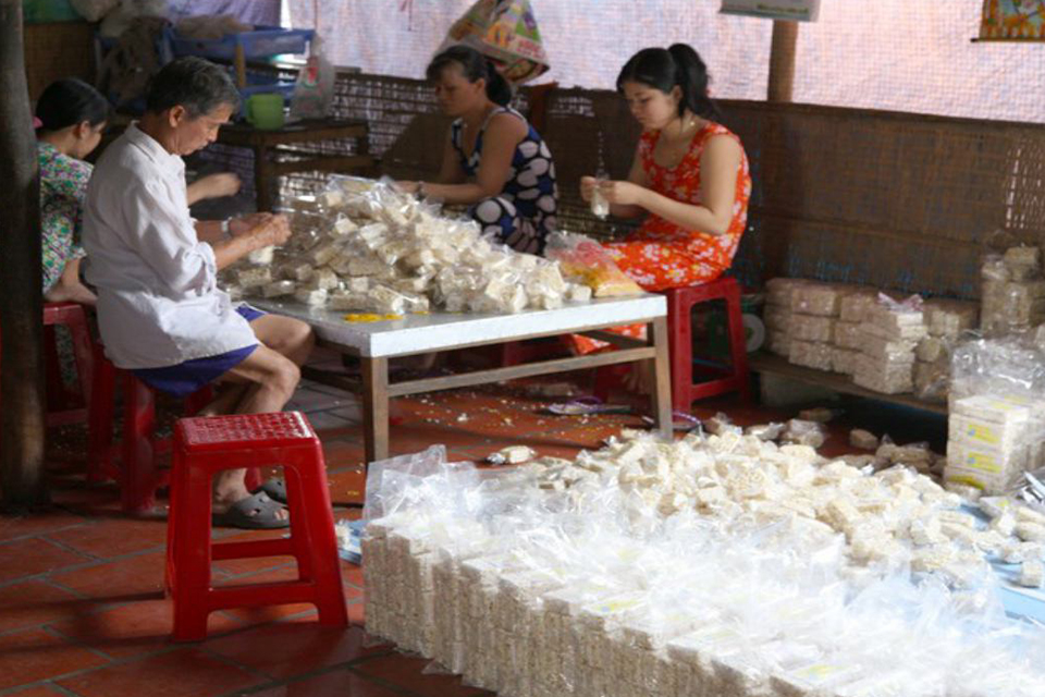 mekong-delta-puffed-rice -candy-factory