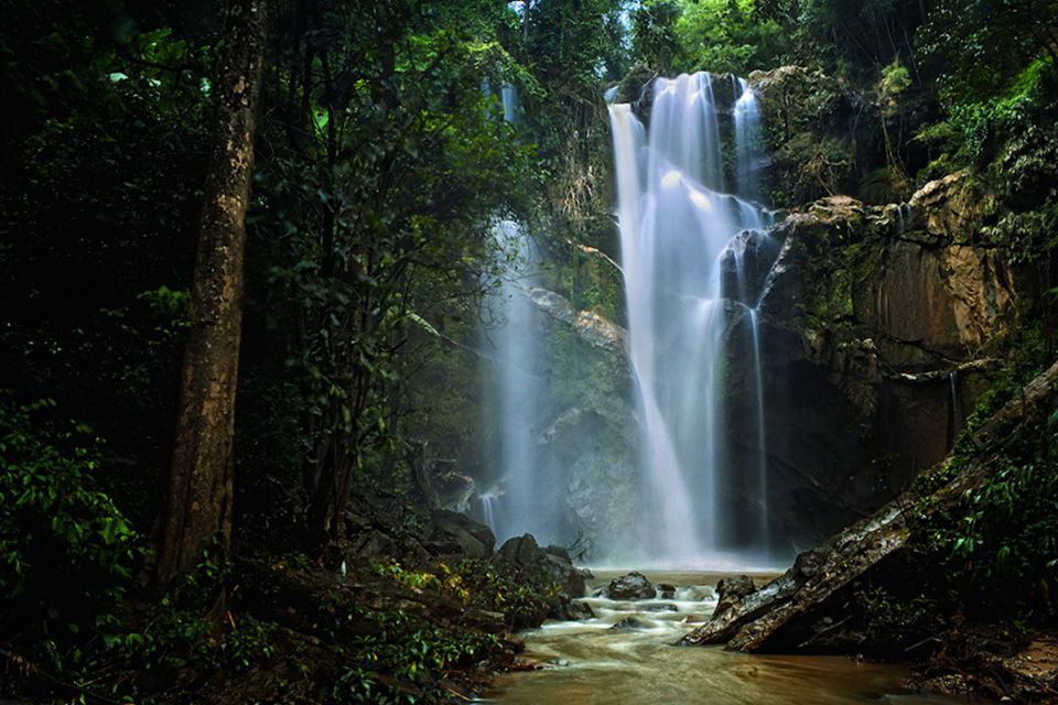 mok-kah-waterfall