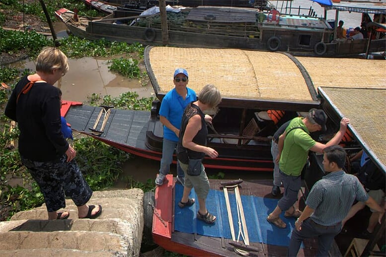 legend-mekong-9-days-take-a-boat-to-floating-market-4