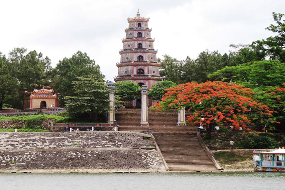 thien-mu-pagoda-on-pefume-river