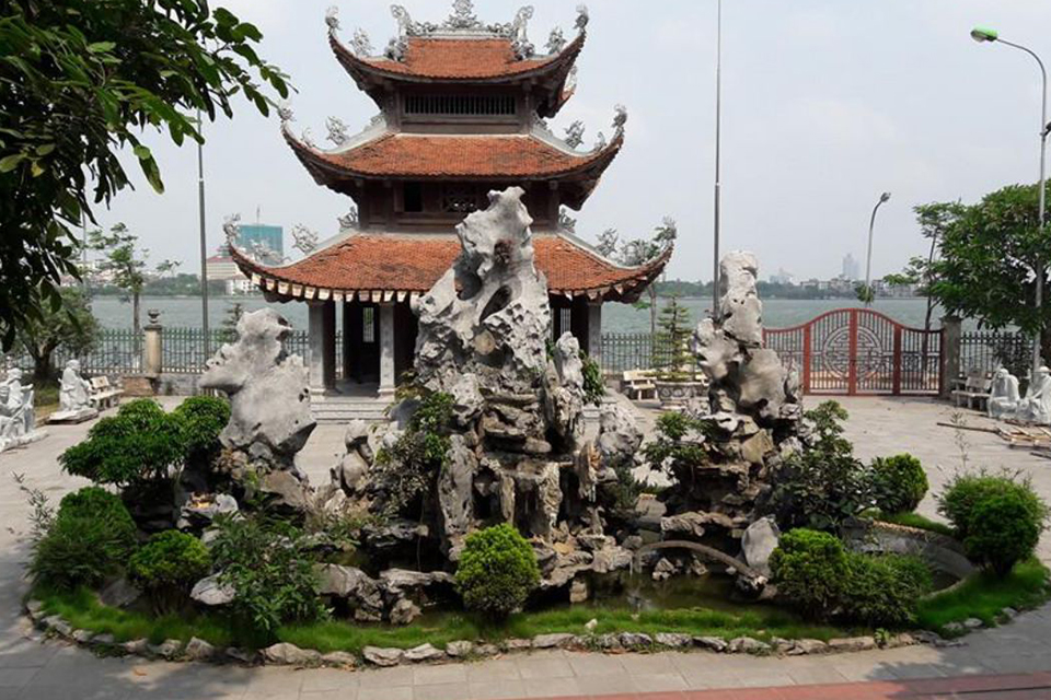 van-nien-pagoda-the-insider's-hanoi-by-vespa-3