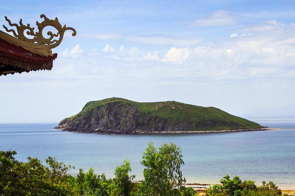 vung-chua-beach-yen-island