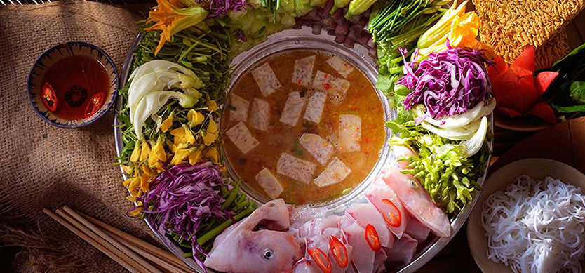 Enjoy Hotpot of Cyprinid Fish and “Dien Dien” Flowers