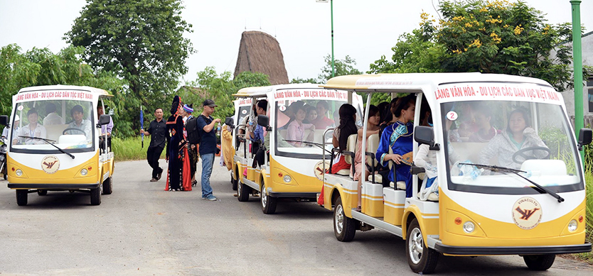 Pilot 4-wheel electric vehicle serving for tourists