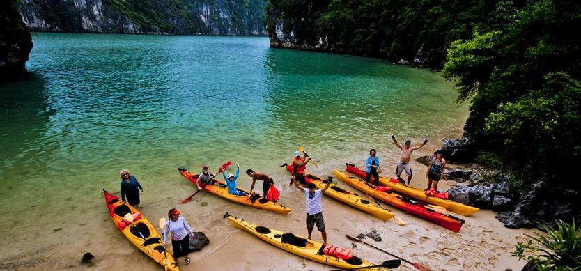 Top 10 must-do things for tourists in Halong Bay
