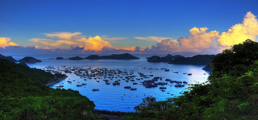 Halong Bay or Nha Trang Bay? What is the better choice?