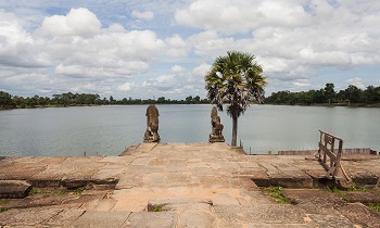 Admiring the unique architecture of the royal bathing pool - Srah Srang