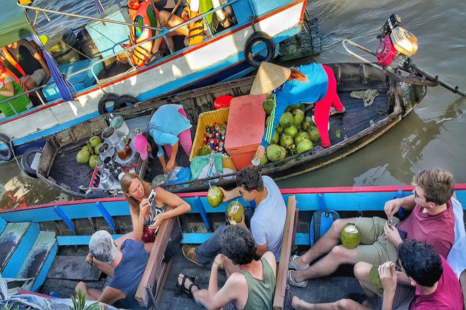 enjoy-local-drink-cairang-floating-market_960