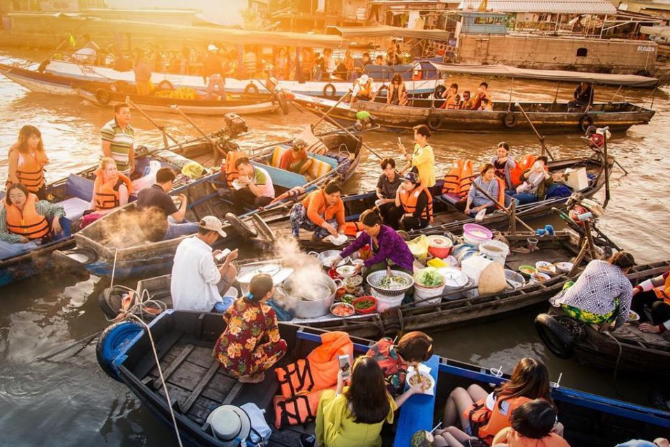 food-boat-in-floating-market