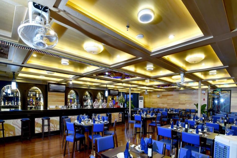 restaurant-oasis-bay-party-cruise-luxury-boat