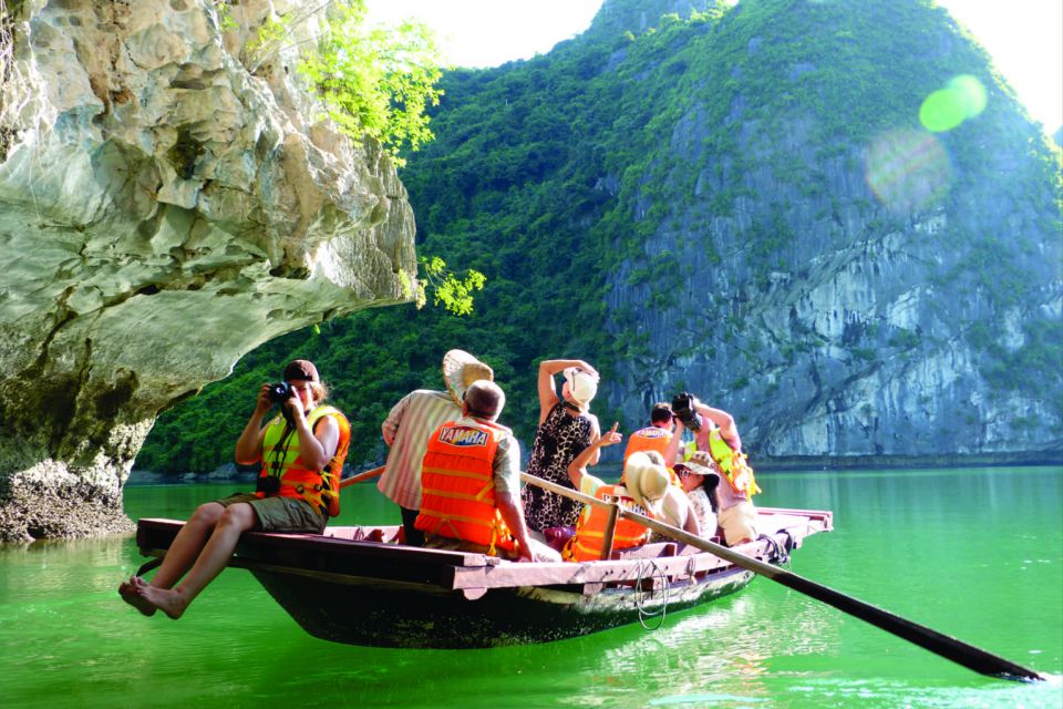 vi-bamboo-boat-to-dark-bright-cave