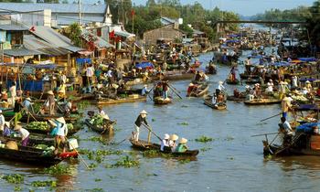 Top 5 most famous floating markets in Mekong Delta